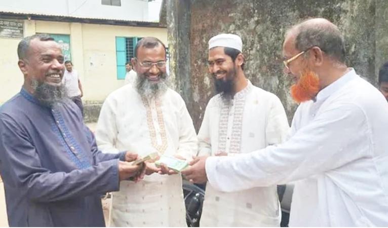 বরগুনায় কুড়িয়ে পাওয়া লক্ষাধিক টাকা মাইকিং করে মালিককে ফেরত