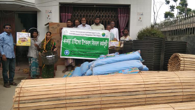 পাথরঘাটায় জলবায়ু সহনশীল কাঁকড়া চাষে উৎপাদন উপকরণ বিতরণ