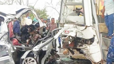 বাগেরহাটে বাস-মাইক্রোবাসের সংঘর্ষে নিহত ১২