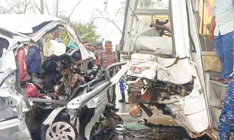 বাগেরহাটে বাস-মাইক্রোবাসের সংঘর্ষে নিহত ১২