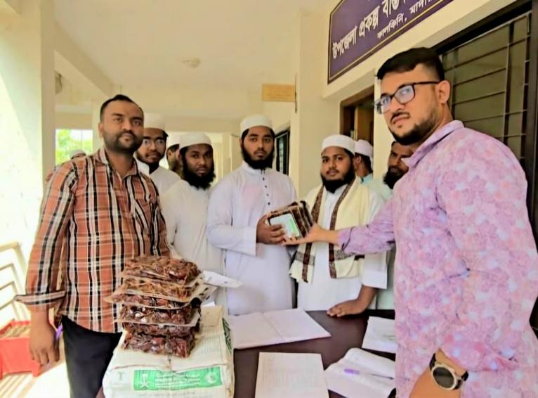 কালকিনিতে মসজিদ,মাদ্রাসা ও এতিমখানায় সৌদি খেজুর বিতরণ
