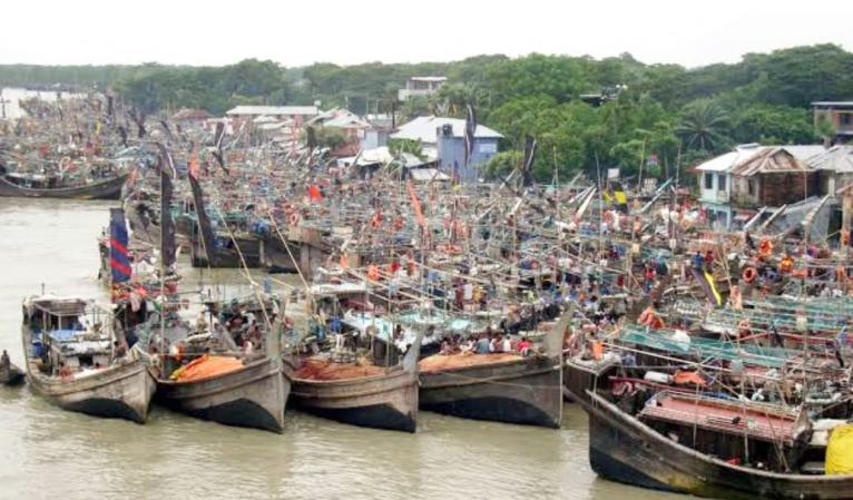 বরগুনায় ট্রলারে জ্বালানি সংকটে জেলেরা মাছ ধরতে পারছে না
