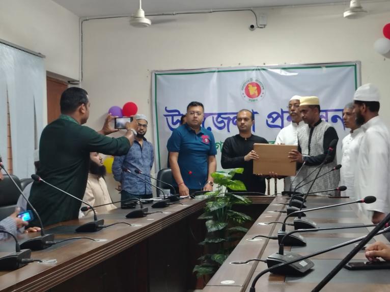 আগৈলঝাড়ায় সৌদি খেজুর বিতরণ