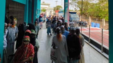 কুয়াকাটায় ঈদ উপলক্ষে সাড়ে তিন হাজার পরিবারের মাঝে ভিজিএফের চাল বিতরণ