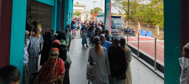 কুয়াকাটায় ঈদ উপলক্ষে সাড়ে তিন হাজার পরিবারের মাঝে ভিজিএফের চাল বিতরণ