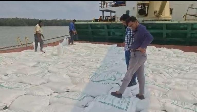 মোংলা বন্দরে ভারত থেকে ৫ হাজার মেট্রিক টন চালবাহী জাহাজ