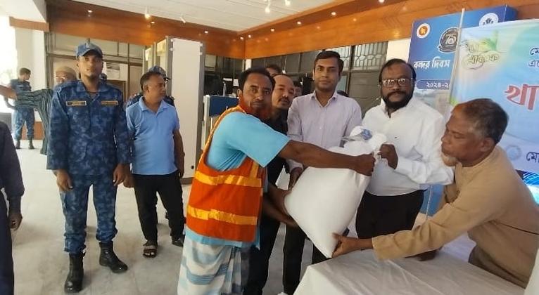 মোংলায় দুই হাজার শ্রমিককে ঈদ উপহার হিসেবে খাদ্য সহায়তা
