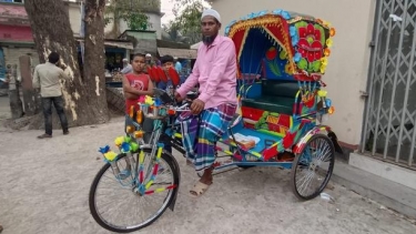 দশমিনায় অঙ্কুর ফাউন্ডেশনের উদ্যোগে  অটো রিকশা উপহার