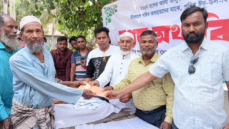 গৌরনদীতে ছব্দের আলী স্মৃতি ফাউন্ডেশনের নগদ অর্থ বিতরণ