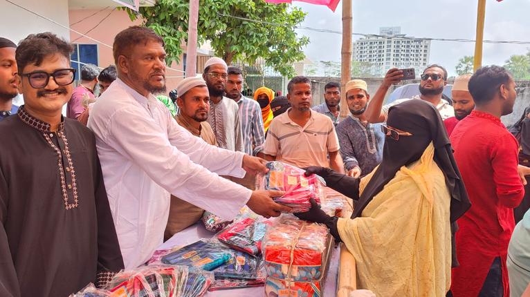 কুয়াকাটায় ৫ হাজার নারীর মাঝে শাড়ি বিতরণ করলেন সাবেক পৌর মেয়র