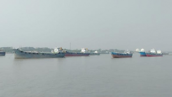 জ্বালানি সংকটে লাইটার জাহাজ বন্ধ, মোংলা বন্দরে পণ্য খালাসে ধীরগতি