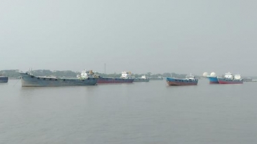 জ্বালানি সংকটে লাইটার জাহাজ বন্ধ, মোংলা বন্দরে পণ্য খালাসে ধীরগতি