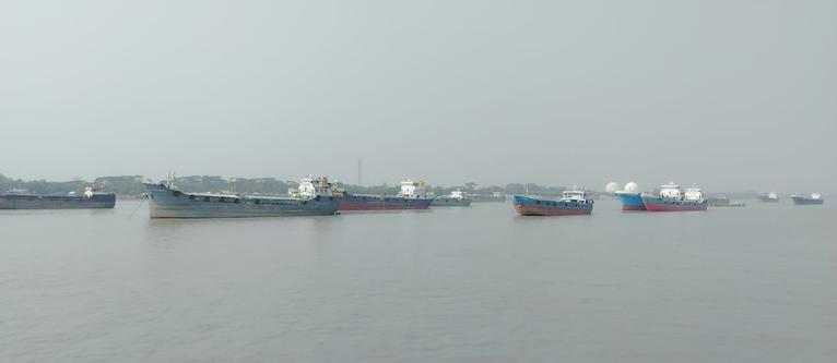 জ্বালানি সংকটে লাইটার জাহাজ বন্ধ, মোংলা বন্দরে পণ্য খালাসে ধীরগতি