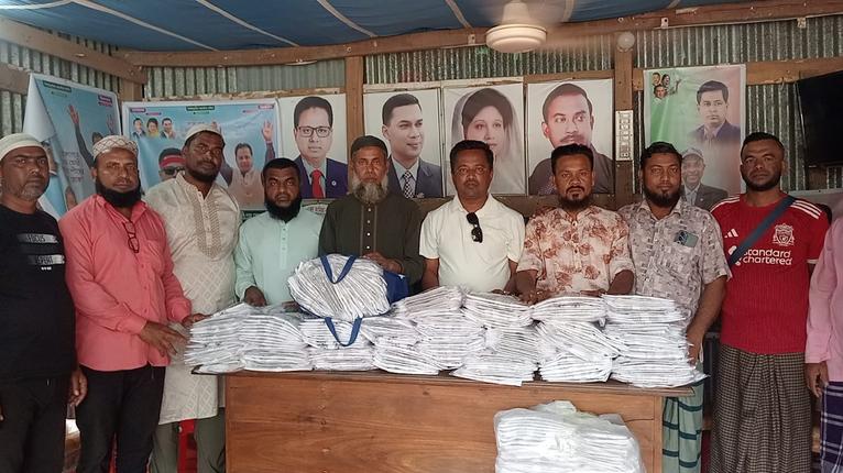 মহিপুরে ৫ শতাধিক শ্রমিকের মাঝে থানা শ্রমিক দলের ঈদ উপহার বিতরণ