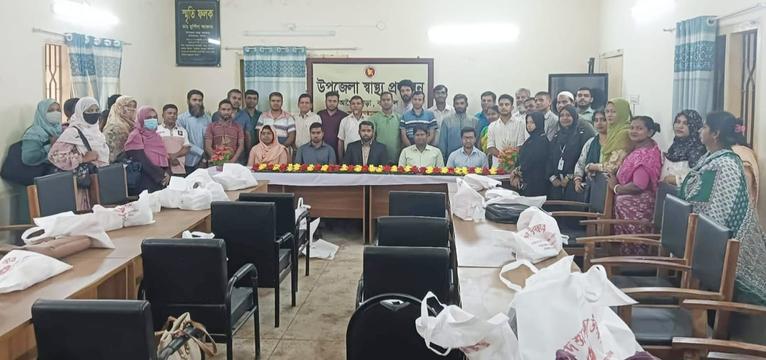 আগৈলঝাড়ায় ৩ শতাধিক পরিবারের মাঝে ঈদ উপহার বিতরণ