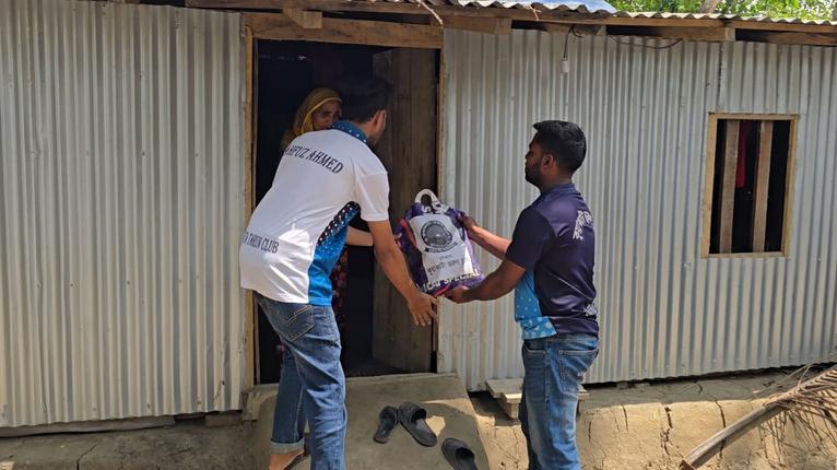 কুয়াকাটায় তরুণ ক্লাবের উদ্যোগে দরিদ্রদের মাঝে ঈদ সামগ্রী বিতরণ