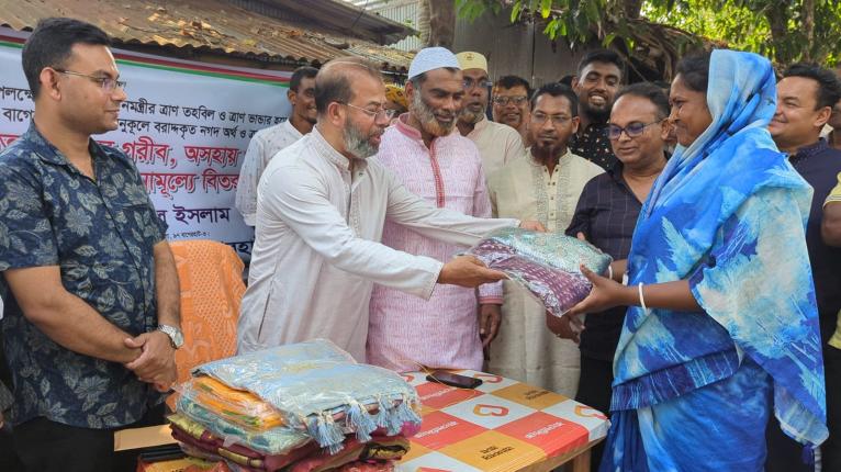 বাগেরহাটে প্রধানমন্ত্রীর ঈদ উপহার বিতরণ