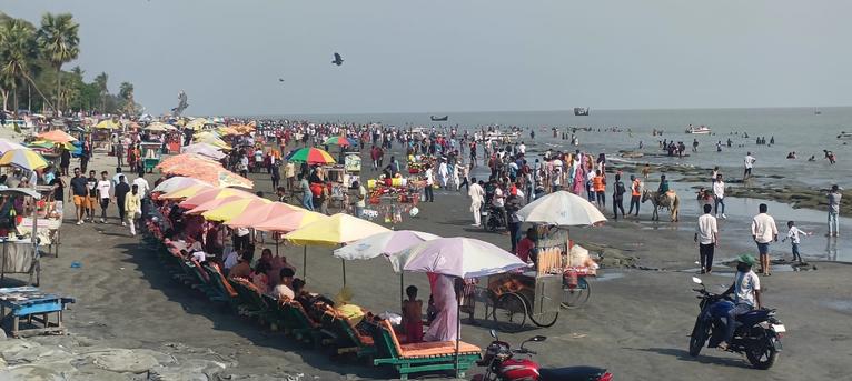 কুয়াকাটায় ঈদে পর্যটকদের ঢল, মুখে হাসি ব্যবসায়ীদের