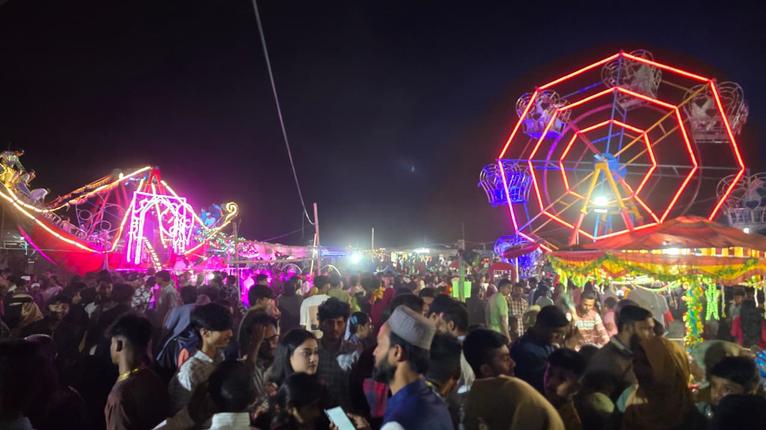 দুমকিতে ঈদ আনন্দ মেলার দ্বিতীয় দিনে দর্শনার্থীদের উপচে পড়া ভিড়