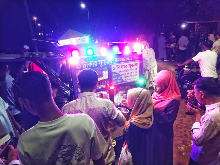 নেছারাবাদে ঈদে স্ট্রিট ফুডে তরুণদের ভিড়, বাড়ছে রোগের ঝুঁকি