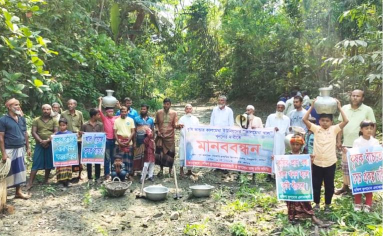 বরগুনার পাথরঘাটায় কালমেঘা খাল খননের দাবিতে মানববন্ধন