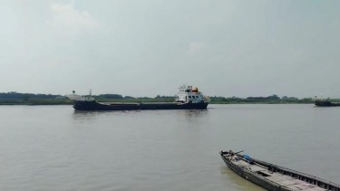 মোংলা বন্দরে জ্বালানি সংকটে পণ্য খালাস ব্যাহত, অর্থনীতিতে চাপ