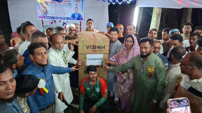 আগৈলঝাড়ায় চাঁদত্রিশিরা হোসেন স্মৃতি একাদশের ফাইনাল জয়