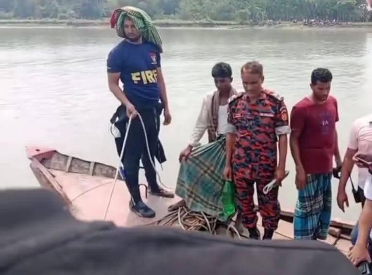 বাউফলে লঞ্চের ধাক্কায় তরমুজ বোঝাই ট্রলার ডুবি, নিহত ২