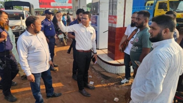 <small>বাসচালকের জরিমানা </small> গৌরনদী বাসস্ট্যান্ডে যাত্রী হয়রানি রোধে ভ্রাম্যমাণ আদালতের অভিযান