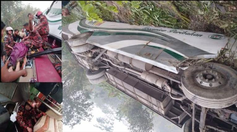 গৌরনদীতে বাস খাদে পড়ে নারীর মৃত্যু, হাসপাতালে স্বামী-সন্তান