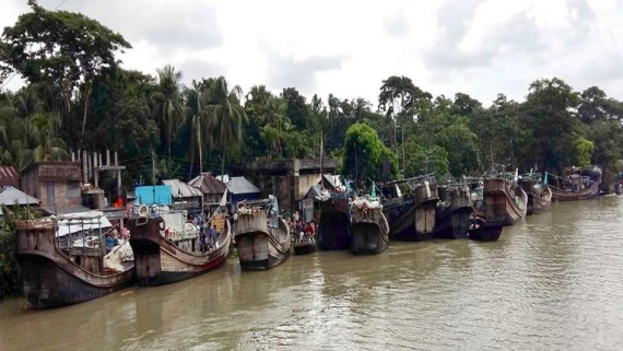 ইঞ্জিন জ্বালানি সংকটে অচল পিরোজপুরের পাড়েরহাট মৎস্য বন্দর, বন্ধ ট্রলার চলাচল