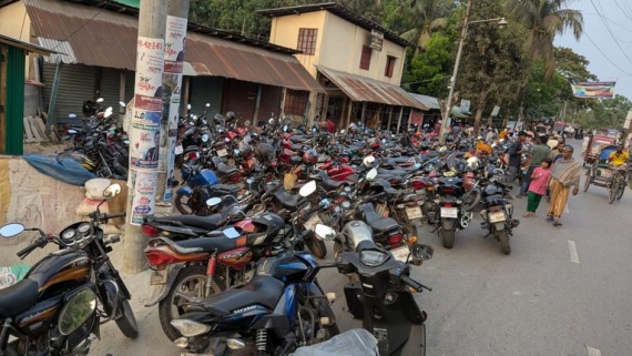 বাউফলে জ্বালানি তেল সংকট, বিপাকে ভাড়ায় চালিত মোটরসাইকেল চালকরা