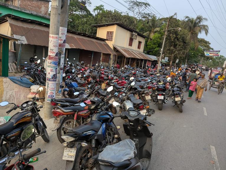 বাউফলে জ্বালানি তেল সংকট, বিপাকে ভাড়ায় চালিত মোটরসাইকেল চালকরা