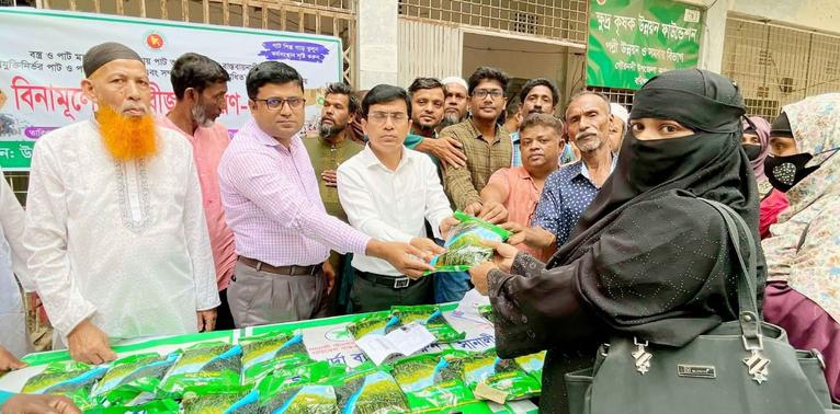 গৌরনদীতে কৃষকদের মাঝে বিনামূল্যে বীজ বিতরণ সম্পন্ন