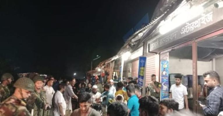 পটুয়াখালীর গলাচিপায় পেট্রোল পেতে গাড়ির কাগজ যাচাই, দীর্ঘ লাইন