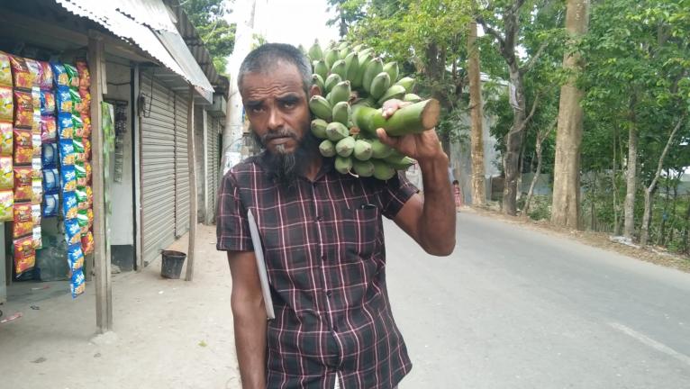 পাথরঘাটায় কাঁচামাল বিক্রি করেও জনসেবায় বশির আকন