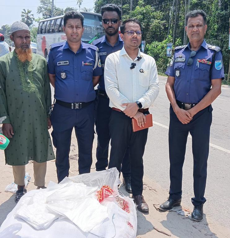 গৌরনদীতে পরিবহনবাসে পাঁচ বস্তা পলিথিন জব্দ, জরিমানা