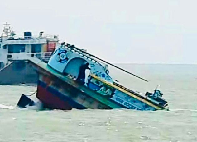 মেহেন্দিগঞ্জে মেঘনা নদীতে লঞ্চের ধাক্কায় বালুবাহী বাল্কহেড ডুবি