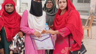 গৌরনদীতে এসএসসি পরীক্ষার্থীদের মাঝে পানি ও খাদ্যসামগ্রী বিতরণ