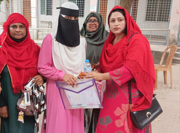 গৌরনদীতে বৃত্তি পরীক্ষার্থীদের পাশে খাদ্যসামগ্রী সহায়তা