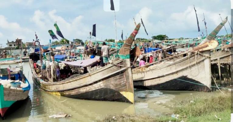 বরগুনায় ডিজেল সংকটে জেলেদের সাগরযাত্রা বন্ধ