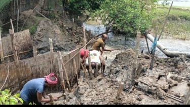 বাগেরহাটে সরকারি খালের অবৈধ বাঁধ অপসারণ