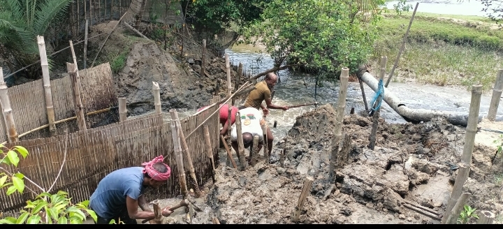 বাগেরহাটে সরকারি খালের অবৈধ বাঁধ অপসারণ