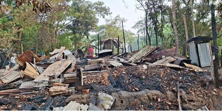 আগৈলঝাড়ায় অগ্নিকাণ্ডে বসতঘরসহ ৪টি ঘর পুড়ে ছাই