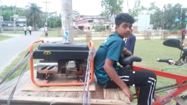 আগৈলঝাড়ায় ৫ লিটার পেট্রোল আনতে ৫০০ টাকা ভ্যান ভাড়া