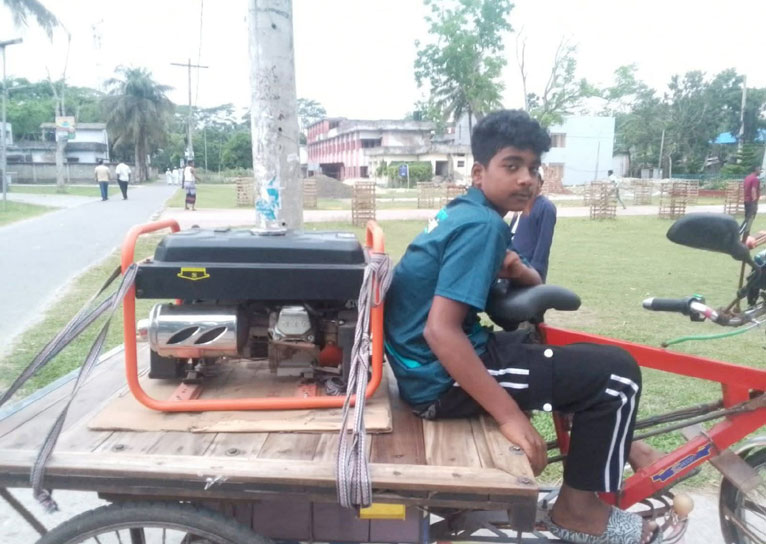 আগৈলঝাড়ায় ৫ লিটার পেট্রোল আনতে ৫০০ টাকা ভ্যান ভাড়া