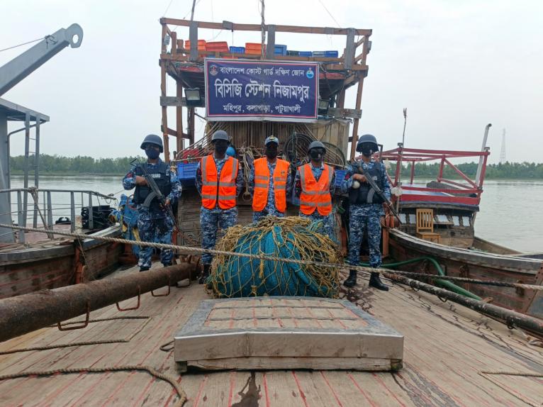 মহিপুরে অবৈধ বেহুন্দী জালসহ ট্রলিং বোট জব্দ