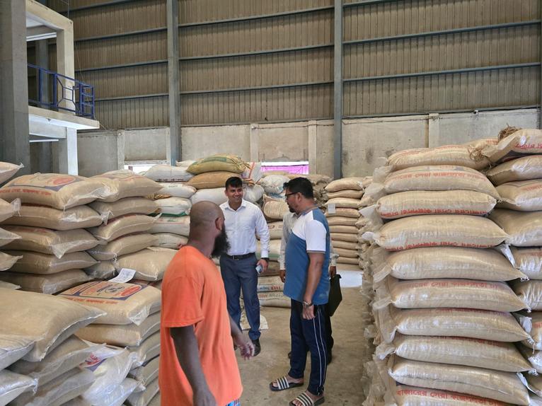 কলাপাড়ায় প্লাস্টিকের বস্তায় চাল বিক্রি: অটো রাইস মিলকে ১০ হাজার টাকা জরিমানা