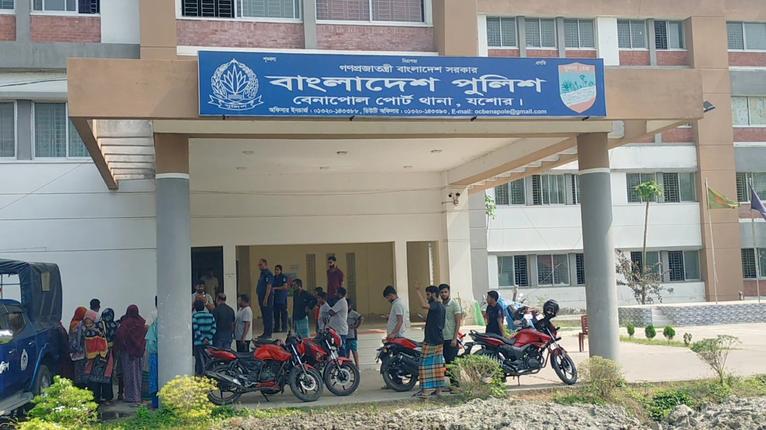 বেনাপোলে ধানক্ষেত থেকে ব্যক্তির মরদেহ উদ্ধার, হত্যা সন্দেহ