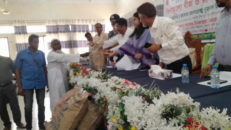 বামনায় ৫ হাজার কৃষকের মাঝে বিনামূল্যে বীজ ও সার বিতরণ
